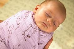 Как правильно пеленать ребенка – пошаговые фото с разъяснениями Как правильно пеленать новорожденного с головой